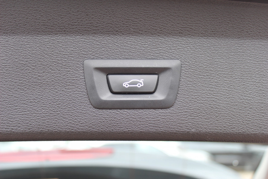 BMW X1 sDrive20i High Executive / Panoramadak / Leder / CarPlay / Parkeerhulp V+A / 18'' / Sportstoelen / DAB / Stoelverwarming / Cruise Control