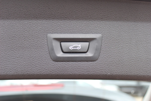 BMW X1 sDrive20i High Executive / Panoramadak / Leder / CarPlay / Parkeerhulp V+A / 18'' / Sportstoelen / DAB / Stoelverwarming / Cruise Control
