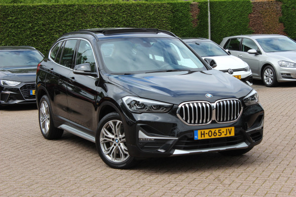 BMW X1 sDrive20i High Executive / Panoramadak / Leder / CarPlay / Parkeerhulp V+A / 18'' / Sportstoelen / DAB / Stoelverwarming / Cruise Control
