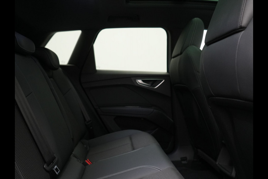 Audi Q4 e-tron 45 Quattro Edition 82 kWh 265pk Dealer O.H. | Trekhaak Af Fabriek | Panodak | S Line Interieur | Adaptive Cruise | Camera | Sportstoelen Memory & Verwarmd | Sfeerverlichting | Keyless | Navigatie | DAB |