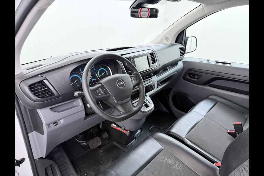 Opel Vivaro-e L2H1 75kWh Autom. 3-Persoons 360°Camera Navi Imperiaal Trekhaak Apple Carplay Android Auto Pdc Cruise Control SOH 88.5% DAB Bluetooth Betonplex Vloer Wandbetimmering Schuifdeur Regen-Lichtsensor 1.000KG Trekgewicht 1e Eigenaar Dealeronderhouden