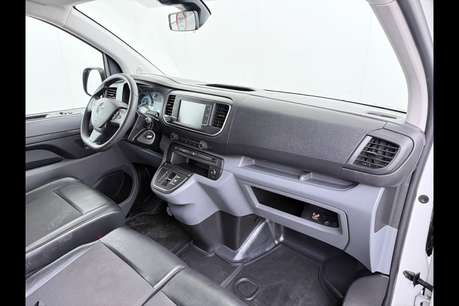 Opel Vivaro-e L2H1 75kWh Autom. 3-Persoons 360°Camera Navi Imperiaal Trekhaak Apple Carplay Android Auto Pdc Cruise Control SOH 88.5% DAB Bluetooth Betonplex Vloer Wandbetimmering Schuifdeur Regen-Lichtsensor 1.000KG Trekgewicht 1e Eigenaar Dealeronderhouden