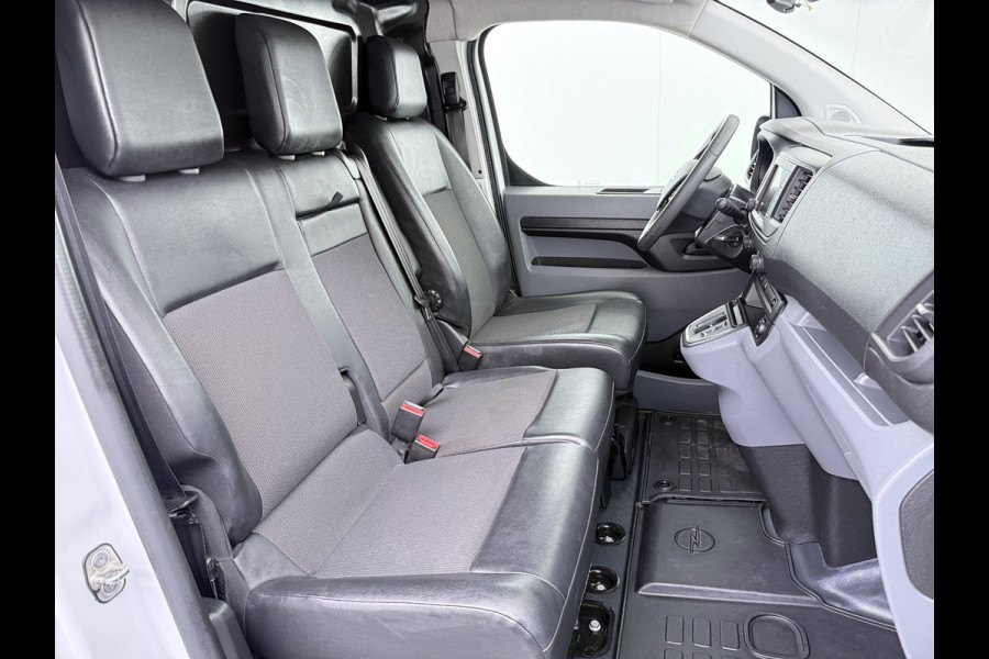 Opel Vivaro-e L2H1 75kWh Autom. 3-Persoons 360°Camera Navi Imperiaal Trekhaak Apple Carplay Android Auto Pdc Cruise Control SOH 88.5% DAB Bluetooth Betonplex Vloer Wandbetimmering Schuifdeur Regen-Lichtsensor 1.000KG Trekgewicht 1e Eigenaar Dealeronderhouden