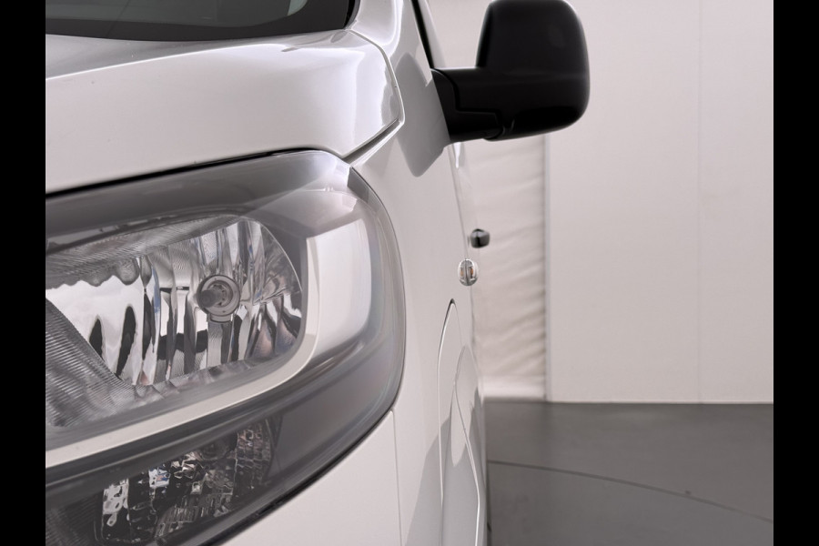 Opel Vivaro-e L2H1 75kWh Autom. 3-Persoons 360°Camera Navi Imperiaal Trekhaak Apple Carplay Android Auto Pdc Cruise Control SOH 88.5% DAB Bluetooth Betonplex Vloer Wandbetimmering Schuifdeur Regen-Lichtsensor 1.000KG Trekgewicht 1e Eigenaar Dealeronderhouden