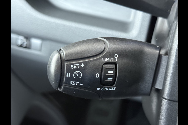 Opel Vivaro-e L2H1 75kWh Autom. 3-Persoons 360°Camera Navi Imperiaal Trekhaak Apple Carplay Android Auto Pdc Cruise Control SOH 88.5% DAB Bluetooth Betonplex Vloer Wandbetimmering Schuifdeur Regen-Lichtsensor 1.000KG Trekgewicht 1e Eigenaar Dealeronderhouden