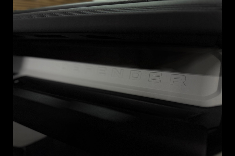 Land Rover Defender 110 2.0 D200 110 | Pano | PPF | Meridian | Trekhaak | Carplay | Geel kenteken