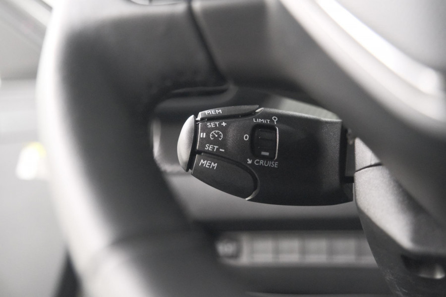 Peugeot 208 Hybrid 110 e-DCS6 Allure | Apple Carplay | Parkeersensoren Voor + Achter | Climate Control