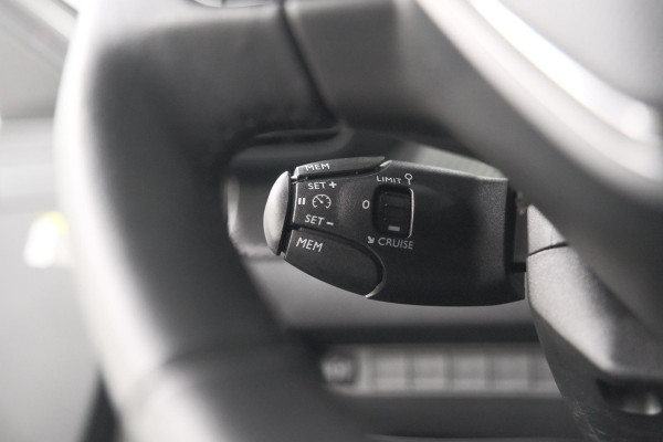 Peugeot 208 Hybrid 110 e-DCS6 Allure | Apple Carplay | Parkeersensoren Voor + Achter | Climate Control