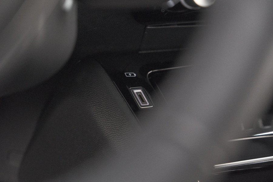 Peugeot 208 Hybrid 110 e-DCS6 Allure | Apple Carplay | Parkeersensoren Voor + Achter | Climate Control