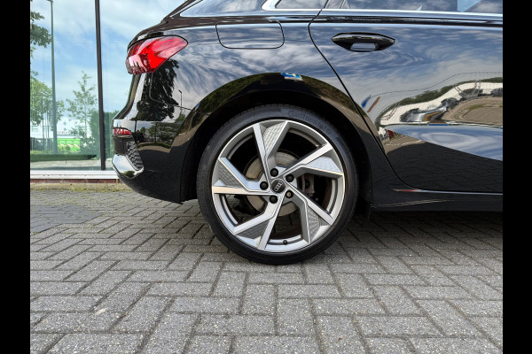 Audi A3 Sportback 35 TFSI edition one - Automaat - Pano/Schuifdak - Navi - Climate - Org.NL