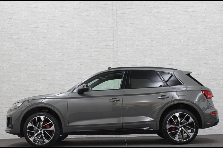 Audi Q5 55 367pk Competition RS Leder | ACC | Panorama | Lane Assist | 21" | Sfeerverlichting | Camera | Carplay | Stuurwielverwarming | Black Optic | Draadloos laden | Sportstoelen | 91000,= Nw.Pr. | 10-2024 | 23dkm! | Fabr. Garantie.