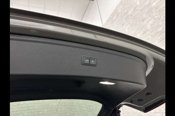 Audi Q5 55 367pk Competition RS Leder | ACC | Panorama | Lane Assist | 21" | Sfeerverlichting | Camera | Carplay | Stuurwielverwarming | Black Optic | Draadloos laden | Sportstoelen | 91000,= Nw.Pr. | 10-2024 | 23dkm! | Fabr. Garantie.