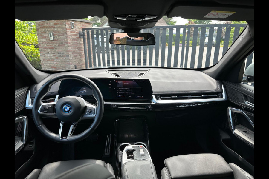 BMW iX1 xDrive30 Launch Edition 67 kWh | M-Pakket | Trekhaak | Camera | Leer | NL-Auto |