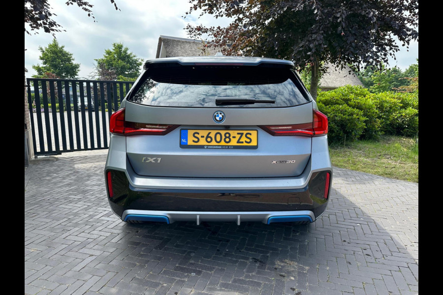 BMW iX1 xDrive30 Launch Edition 67 kWh | M-Pakket | Trekhaak | Camera | Leer | NL-Auto |