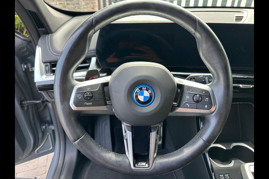 BMW iX1 xDrive30 Launch Edition 67 kWh | M-Pakket | Trekhaak | Camera | Leer | NL-Auto |
