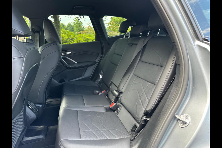 BMW iX1 xDrive30 Launch Edition 67 kWh | M-Pakket | Trekhaak | Camera | Leer | NL-Auto |