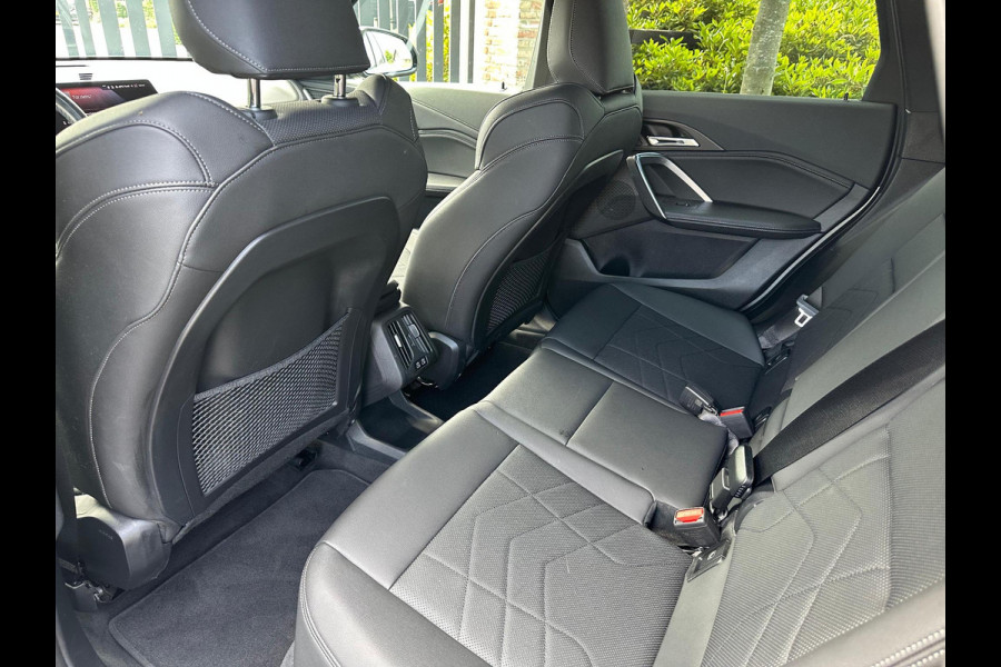 BMW iX1 xDrive30 Launch Edition 67 kWh | M-Pakket | Trekhaak | Camera | Leer | NL-Auto |