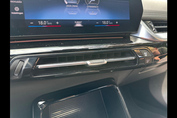 BMW iX1 xDrive30 Launch Edition 67 kWh | M-Pakket | Trekhaak | Camera | Leer | NL-Auto |