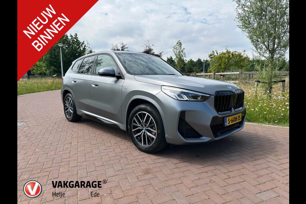 BMW iX1 xDrive30 Launch Edition 67 kWh | M-Pakket | Trekhaak | Camera | Leer | NL-Auto |