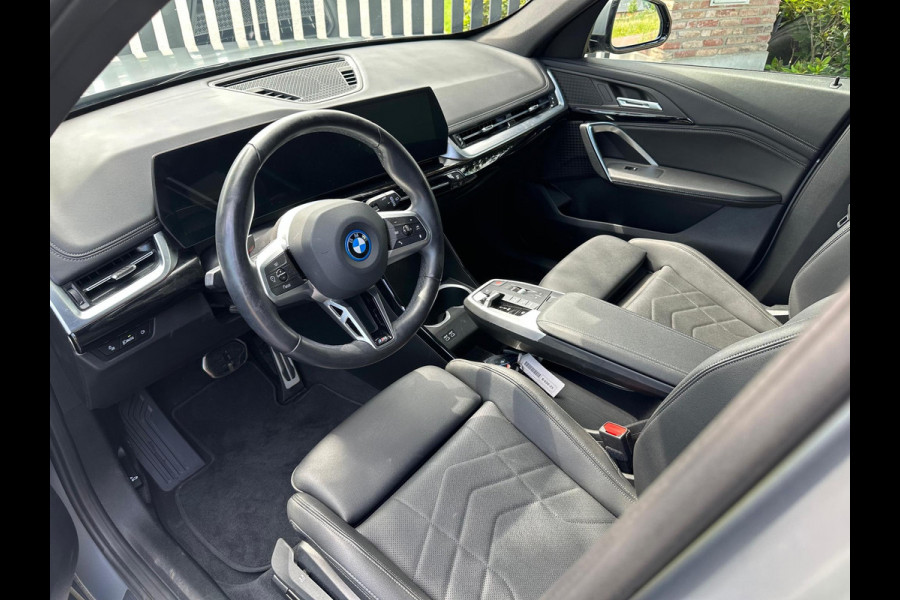 BMW iX1 xDrive30 Launch Edition 67 kWh | M-Pakket | Trekhaak | Camera | Leer | NL-Auto |