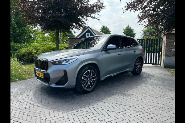 BMW iX1 xDrive30 Launch Edition 67 kWh | M-Pakket | Trekhaak | Camera | Leer | NL-Auto |