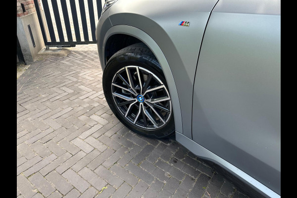 BMW iX1 xDrive30 Launch Edition 67 kWh | M-Pakket | Trekhaak | Camera | Leer | NL-Auto |