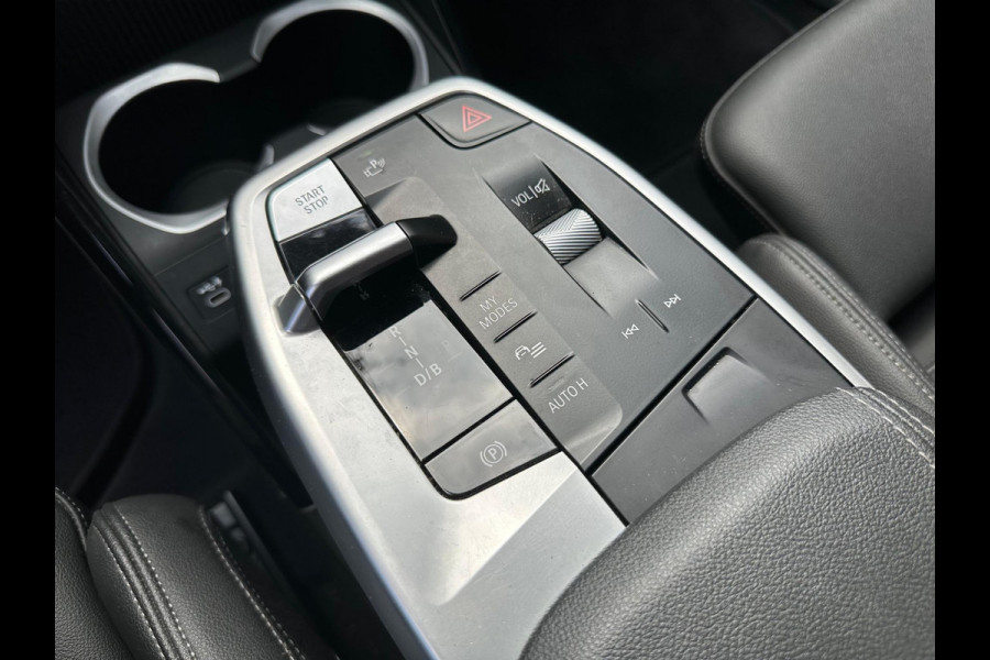 BMW iX1 xDrive30 Launch Edition 67 kWh | M-Pakket | Trekhaak | Camera | Leer | NL-Auto |