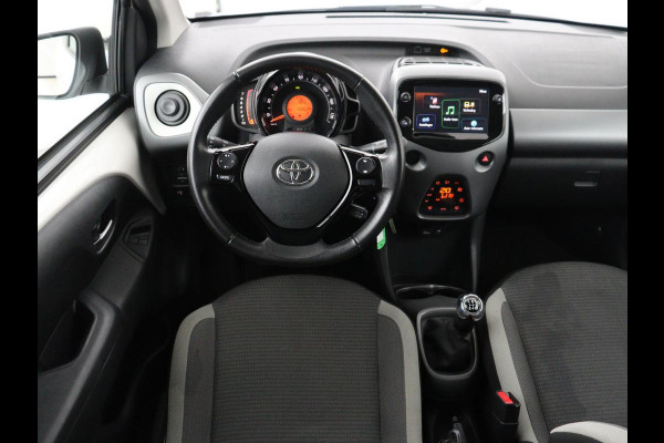 Toyota Aygo 1.0 VVT-i x-joy | Carplay | Camera | Cruise control | Climate control | Bluetooth | DAB