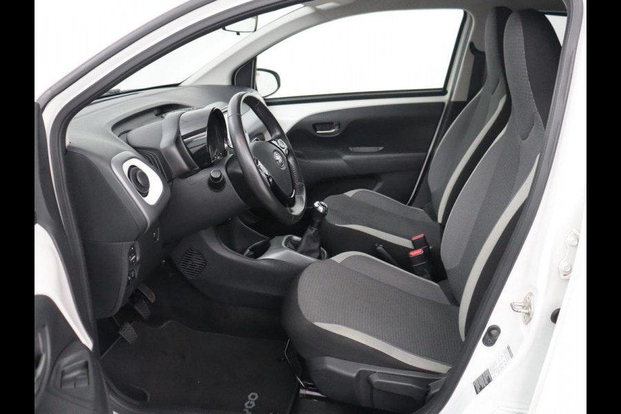 Toyota Aygo 1.0 VVT-i x-joy | Carplay | Camera | Cruise control | Climate control | Bluetooth | DAB