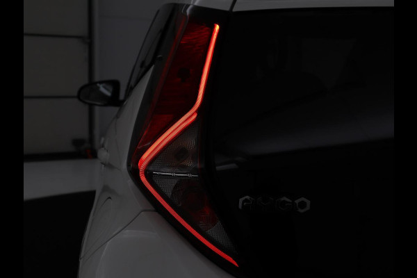 Toyota Aygo 1.0 VVT-i x-joy | Carplay | Camera | Cruise control | Climate control | Bluetooth | DAB