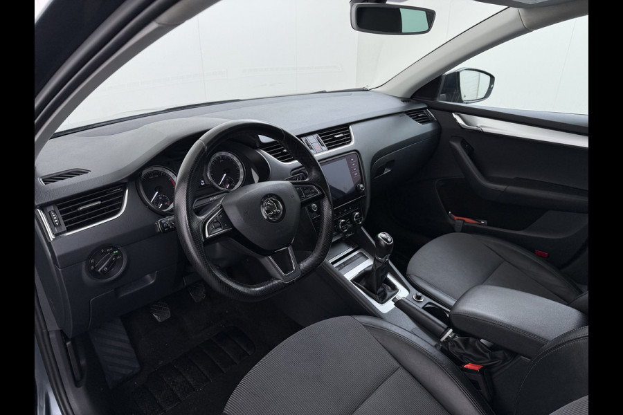 Škoda Octavia 1.0TSI 116PK Stoelverwarming Trekhaak Apple Carplay Android Auto Navi Ecc Cruise Control Pdc Lmv 17" Led WLAN Bluetooth Isofix Dealeronderhouden 1.300KG Trekgewicht 1e Eigenaar Origineel Nederlandse Auto