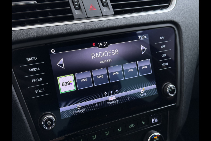 Škoda Octavia 1.0TSI 116PK Stoelverwarming Trekhaak Apple Carplay Android Auto Navi Ecc Cruise Control Pdc Lmv 17" Led WLAN Bluetooth Isofix Dealeronderhouden 1.300KG Trekgewicht 1e Eigenaar Origineel Nederlandse Auto