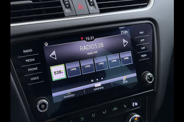 Škoda Octavia 1.0TSI 116PK Stoelverwarming Trekhaak Apple Carplay Android Auto Navi Ecc Cruise Control Pdc Lmv 17" Led WLAN Bluetooth Isofix Dealeronderhouden 1.300KG Trekgewicht 1e Eigenaar Origineel Nederlandse Auto