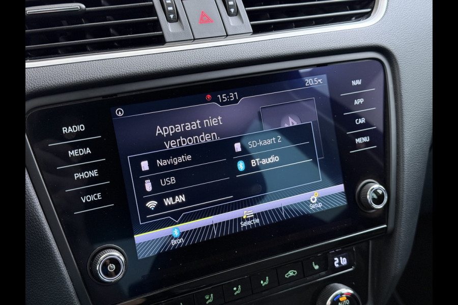 Škoda Octavia 1.0TSI 116PK Stoelverwarming Trekhaak Apple Carplay Android Auto Navi Ecc Cruise Control Pdc Lmv 17" Led WLAN Bluetooth Isofix Dealeronderhouden 1.300KG Trekgewicht 1e Eigenaar Origineel Nederlandse Auto