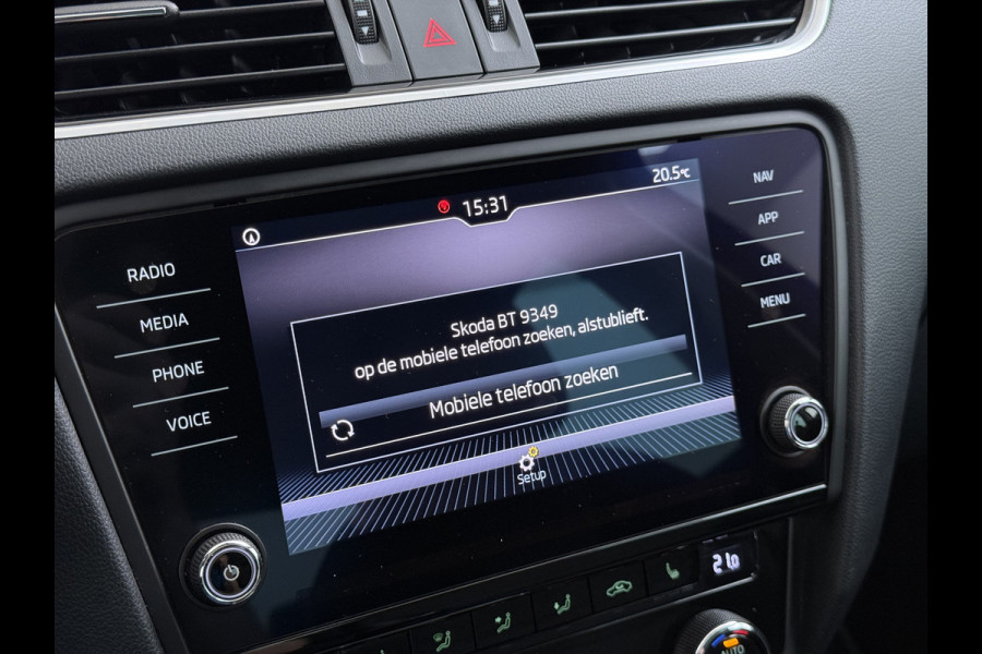 Škoda Octavia 1.0TSI 116PK Stoelverwarming Trekhaak Apple Carplay Android Auto Navi Ecc Cruise Control Pdc Lmv 17" Led WLAN Bluetooth Isofix Dealeronderhouden 1.300KG Trekgewicht 1e Eigenaar Origineel Nederlandse Auto