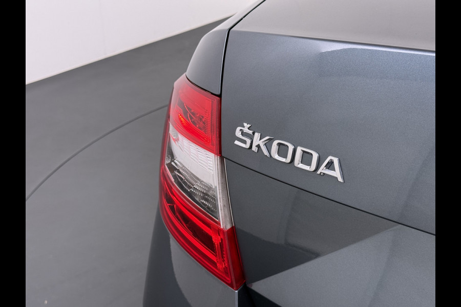 Škoda Octavia 1.0TSI 116PK Stoelverwarming Trekhaak Apple Carplay Android Auto Navi Ecc Cruise Control Pdc Lmv 17" Led WLAN Bluetooth Isofix Dealeronderhouden 1.300KG Trekgewicht 1e Eigenaar Origineel Nederlandse Auto