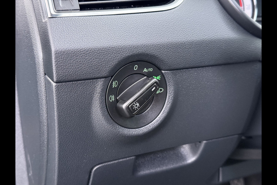 Škoda Octavia 1.0TSI 116PK Stoelverwarming Trekhaak Apple Carplay Android Auto Navi Ecc Cruise Control Pdc Lmv 17" Led WLAN Bluetooth Isofix Dealeronderhouden 1.300KG Trekgewicht 1e Eigenaar Origineel Nederlandse Auto