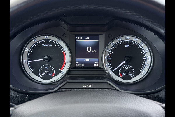 Škoda Octavia 1.0TSI 116PK Stoelverwarming Trekhaak Apple Carplay Android Auto Navi Ecc Cruise Control Pdc Lmv 17" Led WLAN Bluetooth Isofix Dealeronderhouden 1.300KG Trekgewicht 1e Eigenaar Origineel Nederlandse Auto