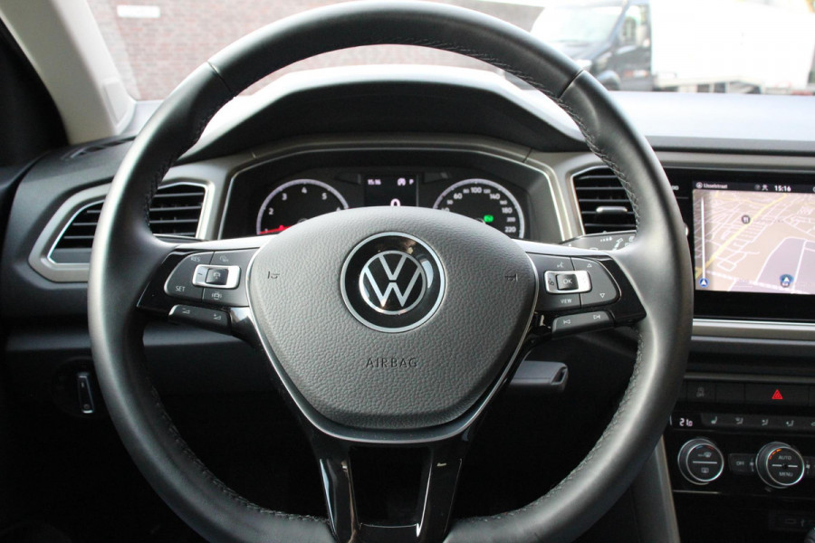 Volkswagen T-Roc 1.5 TSI 150pk DSG Style Navigatie Apple Carplay Android Auto Camera Parkeersensoren Adaptive Cruise Control Stoelverwarming Climate Control Lichtmetalen velgen