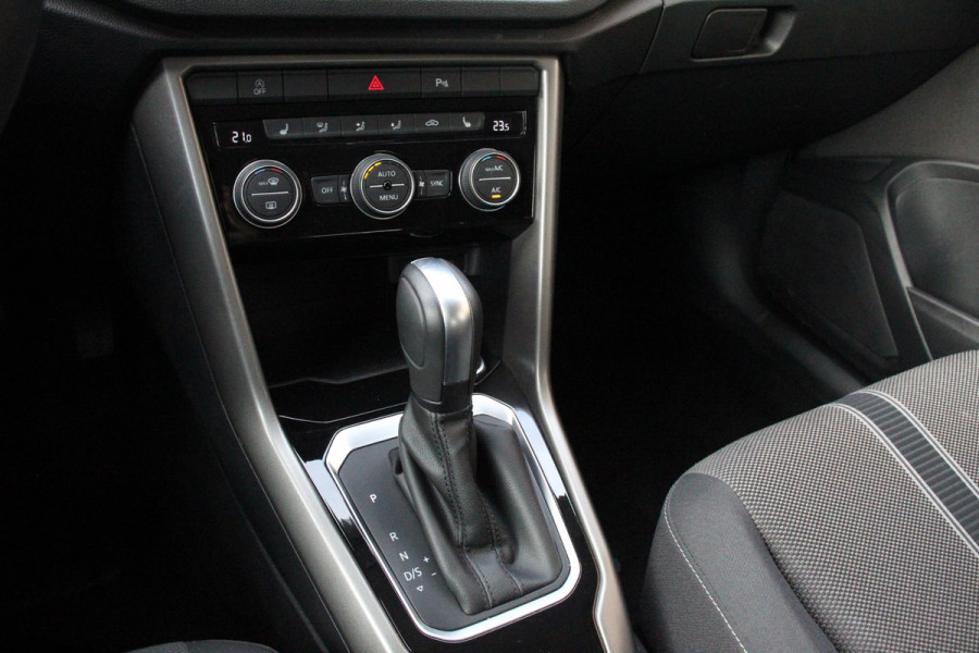 Volkswagen T-Roc 1.5 TSI 150pk DSG Style Navigatie Apple Carplay Android Auto Camera Parkeersensoren Adaptive Cruise Control Stoelverwarming Climate Control Lichtmetalen velgen