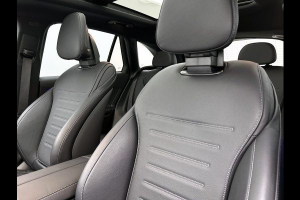 Mercedes-Benz GLC 400 e 4MATIC AMG Plug-In Hybride aprt-26 Panorama dak | 5 spaaks lichtmetalen velgen | Trekhaak | Treeplanken | Parking support | Inclusief 24 maanden MB Certified garantie voor Europa.