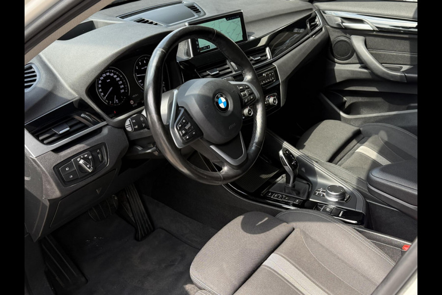 BMW X1 xDrive20i High Executive | SPORTLINE | MEMORY STOELEN | SPORTSTOELEN | TREKHAAK | STOELVERWARMING | HEAD UP | 18 INCH |
