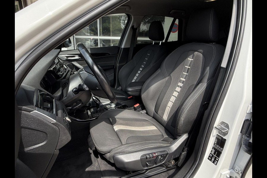 BMW X1 xDrive20i High Executive | SPORTLINE | MEMORY STOELEN | SPORTSTOELEN | TREKHAAK | STOELVERWARMING | HEAD UP | 18 INCH |