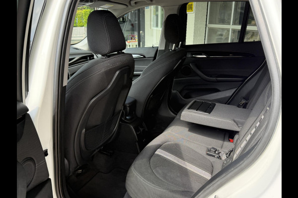BMW X1 xDrive20i High Executive | SPORTLINE | MEMORY STOELEN | SPORTSTOELEN | TREKHAAK | STOELVERWARMING | HEAD UP | 18 INCH |