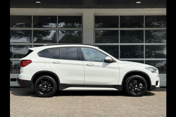 BMW X1 xDrive20i High Executive | SPORTLINE | MEMORY STOELEN | SPORTSTOELEN | TREKHAAK | STOELVERWARMING | HEAD UP | 18 INCH |