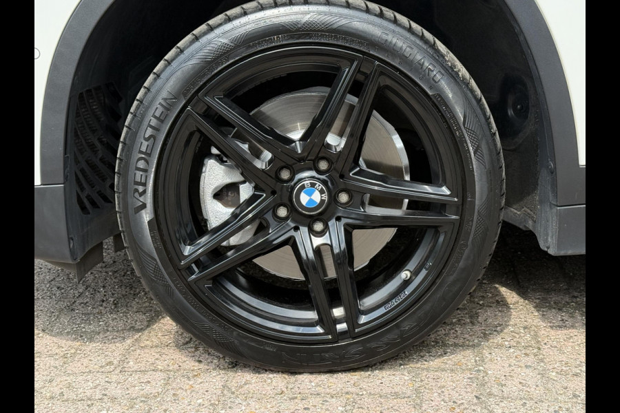BMW X1 xDrive20i High Executive | SPORTLINE | MEMORY STOELEN | SPORTSTOELEN | TREKHAAK | STOELVERWARMING | HEAD UP | 18 INCH |