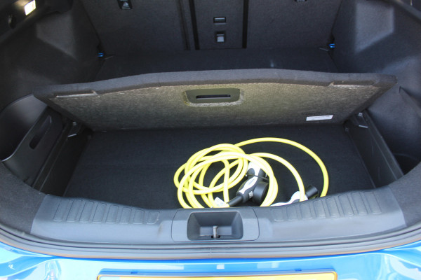 Ford Capri Premium Extended Range RWD 77 kWh Fabrieksgarantie t/m 05-06-2029 ! Autm. airco, warmtepomp, side assist, adapt. cruise cntrl, camera v+a, stoel- en stuurwiel verw., lederen int., metallic lak, elektr. achterklep, navigatie, telefoonvoorb. etc