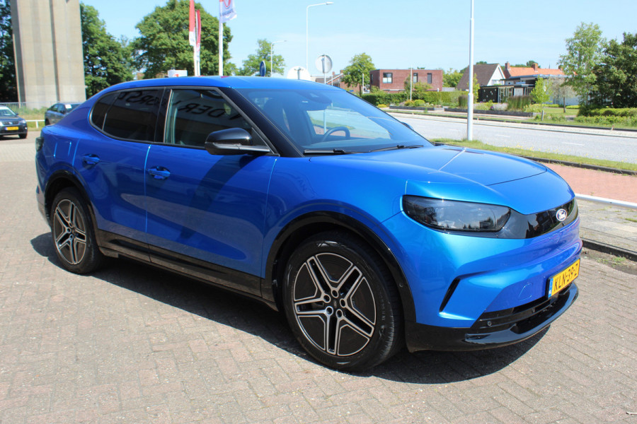 Ford Capri Premium Extended Range RWD 77 kWh Fabrieksgarantie t/m 05-06-2029 ! Autm. airco, warmtepomp, side assist, adapt. cruise cntrl, camera v+a, stoel- en stuurwiel verw., lederen int., metallic lak, elektr. achterklep, navigatie, telefoonvoorb. etc