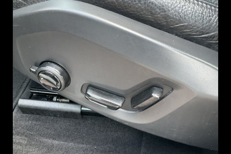 Volvo XC60 2.0 T6 Plug-in hybrid AWD Plus Bright Panorama Leer inscription stoelen