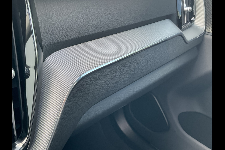 Volvo XC60 2.0 T6 Plug-in hybrid AWD Plus Bright Panorama Leer inscription stoelen